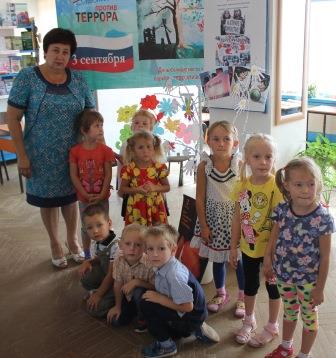 воспитатель Н.В. Орехова и дети старше-подготовительной группы